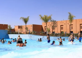 مراكش .. المسابح والمنتجعات السياحية ملاذ الساكنة والزوار هربا من موجة الحر
