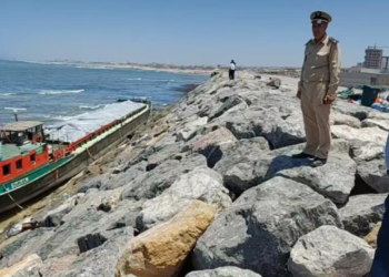توقيف 13 شخصا  في قضية سرقة باخرة أجنبية جنحت على الشريط الساحلي  “عين السبع”