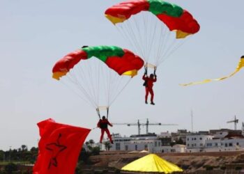 عروض بهلوانية لمظليين بمناسبة عيد العرش تثير الإعجاب بضفاف نهر أبي رقراق