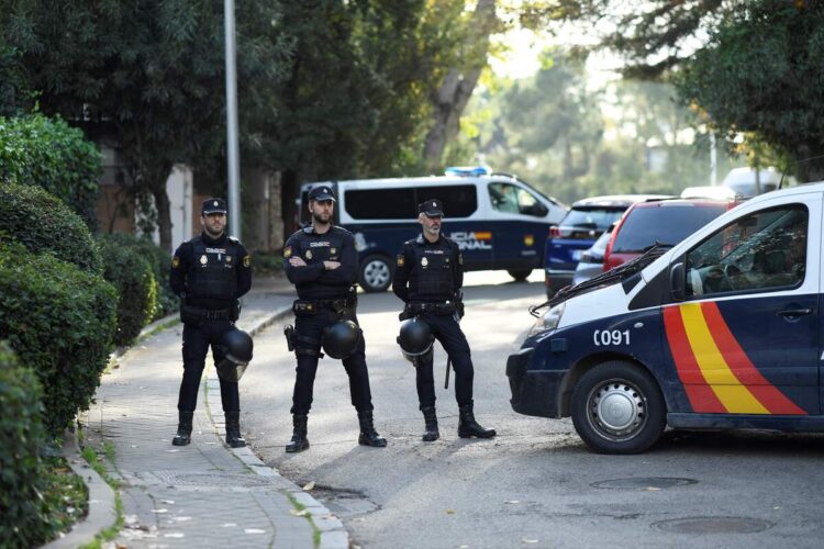 Spanish policemen block the street after a letter bomb explosion at the Ukraine's embassy in Madrid on November 30, 2022. An employee of Ukraine's embassy in Madrid was "lightly" injured on November 30 when a letter bomb blew up as he handled it, a police source said. (Photo by OSCAR DEL POZO / AFP)