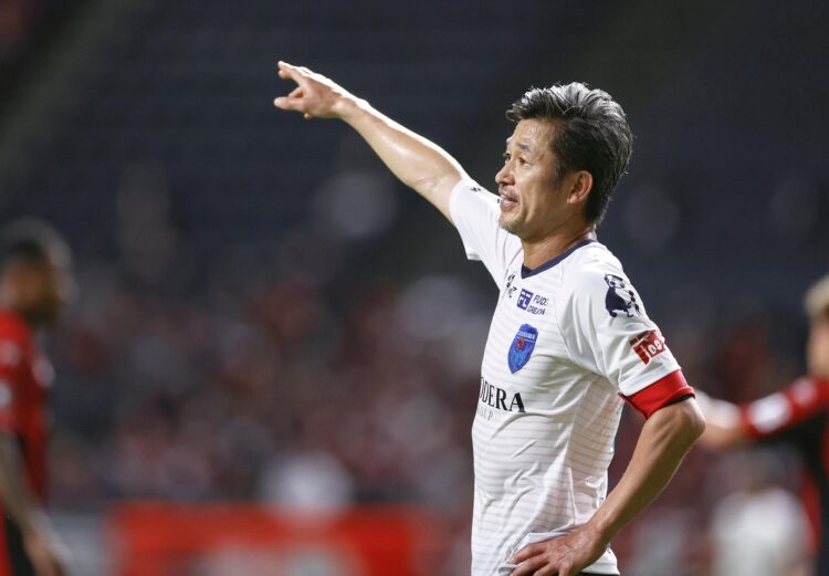 اللاعب الياباني كازويوشي ميورا في صورة من أرشيف رويترز.