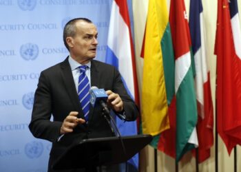 سفير فرنسي سابق: “سياستنا الافريقية تنهار علينا”