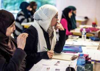 وزير: فرنسا ستحظر ارتداء العباية الإسلامية في المدارس