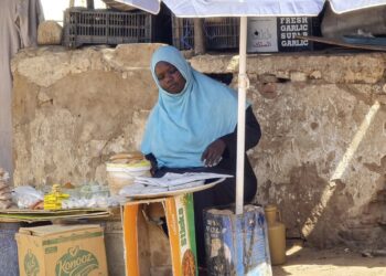 الحرب تغير أنماط حياة السودانيين…مهندس يصنع الصابون ومعلمة تبيع الخبز