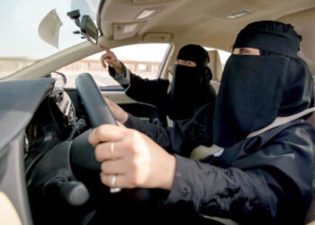 مشاركة المرأة في سوق العمل السعودية تصل إلى 36 في المئة