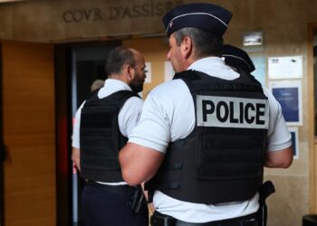احتجاز ثلاثة شرطيين إثر وفاة رجل على هامش أعمال الشغب في فرنسا