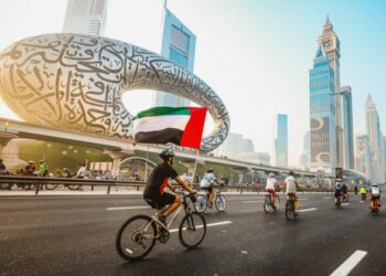 من العيون إلى دبي.. مغامران مغربيان يخوضان تحديا بيئيا على متن دراجة رباعية العجلات ذات دفع شمسي