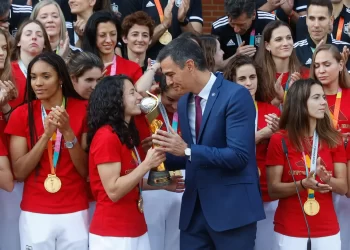 رئيس وزراء إسبانيا يكرم منتخب بلاده للسيدات المتوج بطلا للعالم