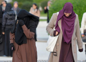 فرنسا ستحظر ارتداء العباية الإسلامية في المدارس باسم العلمانية