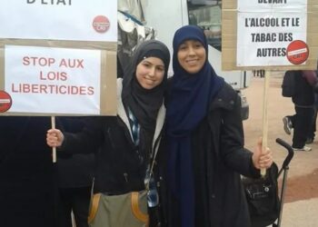 مدارس فرنسية تعيد فتيات ارتدين العباءة الى منازلهن