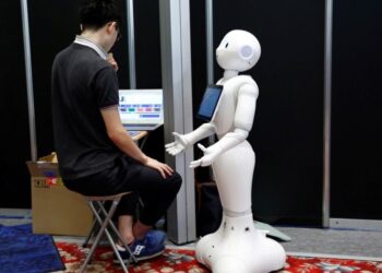 التلميذ يتمثل في الفصل بروبوت في مدارس مدينة يابانية