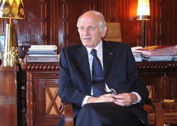 الرئيس الإسرائيلي يوشح اندري أزولاي بميدالية الشرف الرئاسي
