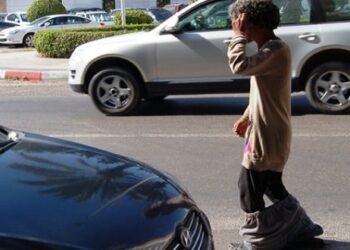 مختل عقليا يعتدي على سائحين إيطاليين بفاس