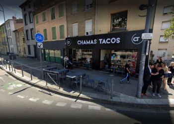 ليست نكتة: فرنسا تُغلق مطعم  CHAMAS TACOS بعد سقوط حرف “C”…