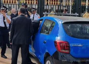 سيارة أجرة يقودها “مقرقب”  تلحق خسائر  بالبوابة الخارجية للبرلمان