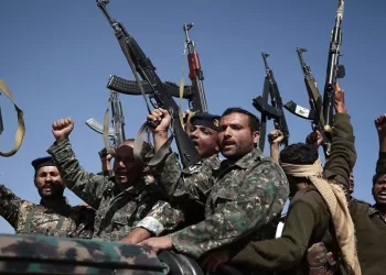 زعيم الحوثيين في اليمن يتوعد باستهداف السفن الإسرائيلية في البحر الأحمر