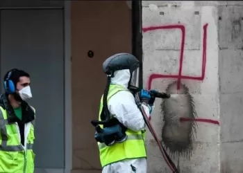 اعتقال 13 شخصا في باريس على خلفية رسمهم صلبانا معقوفة