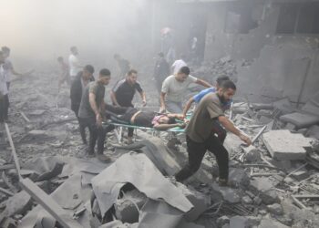معركة الفلسطينيين اليومية للصمود وسط نيران القصف في قطاع غزة