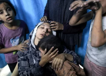 آلاف الفلسطينيين عالقون بمستشفى الشفاء والأطباء يوارون الجثث في قبر جماعي
