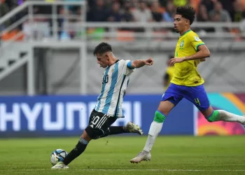 كلاوديو إتشيفري بقود الأرجنتين لسحق غريمتها البرازيل وتأهل إلى نصف نهائي كأس العالم لأقل من17 سنة