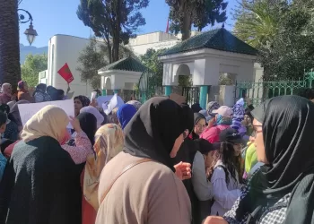 إضراب قطاع التعليم يخرج عشرات من وأمهات التلاميذ للاحتجاج بتطوان