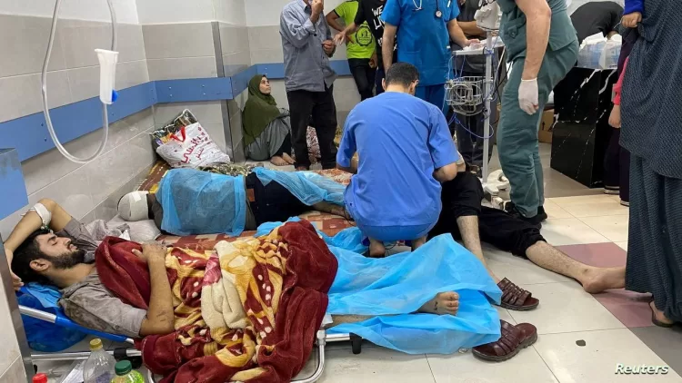 FILE PHOTO: Palestinian wounded in an Israeli strike rest at Al Shifa hospital in Gaza City, November 7, 2023. REUTERS/Stringer/File Photo