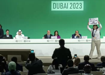 مؤتمر المناخ يتبنى أول اتفاق تاريخي يدعو إلى التخلي عن الوقود الأحفوري