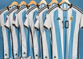 بـ7.8 مليون دولار.. بيع 6 قصمان ارتداها ميسي في مونديال 2022