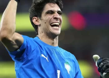 الحارس الدولي المغربي ياسين بونو يتوج بجائزة “الأسد الذهبي” لجريدة “المنتخب”