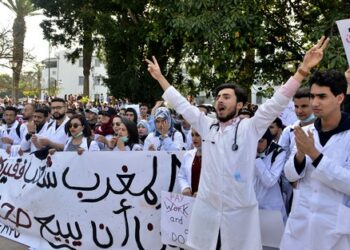 الحكومة تحتوي مطالب مهنيي الصحة وتوافق على الزيادة في الأجور