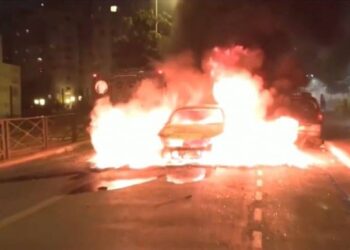 فرنسا.. إضرام النيران في 745 سيارة ليلة رأس السنة