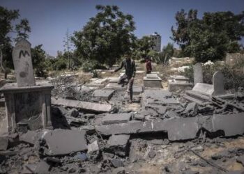 ديمتري دلياني: الاحتلال ينتهك حرمة الموتى ويُدمّر 16 مقبرة في غزة