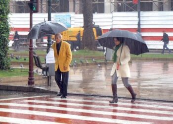 نشرة إنذارية.. زخات مطرية قوية محليا رعدية ورياح مرتقبة غدا الجمعة بهذه المناطق