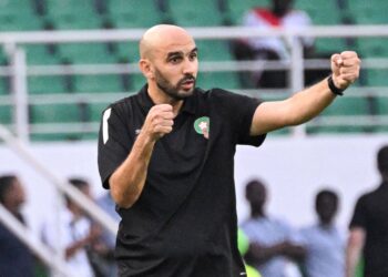 وليد الركراكي يوضح حيثيات التوتر مع عميد منتخب الكوغو الديمقراطية بعد نهاية اللقاء..