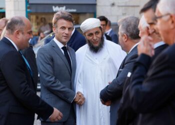 وقف استقدام أئمة أجانب إلى فرنسا يطرح تحديات متشعبة