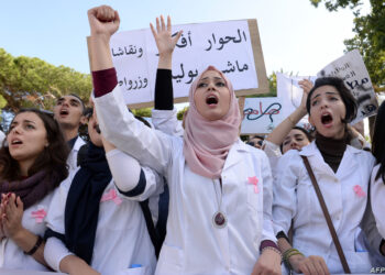 أزمة قطاع الصحة.. طلبة الطب يقاطعون الامتحانات وينظمون مسيرة وطنية بالرباط