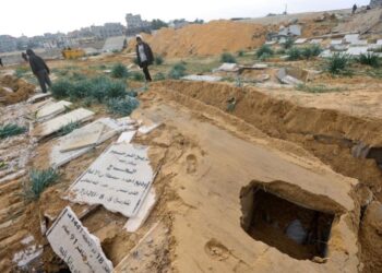 حتى الموتى لم يستريحوا من قصف ونبش قبورهم في قطاع غزة