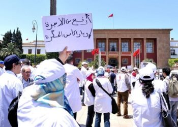 شلل في القطاع الصحي.. عودة الاحتقان بين أطر الطب والحكومة بسبب الأجور