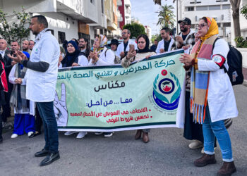 الممرضون وتقنيي الصحة يحتجون أمام وزارة آيت الطالب
