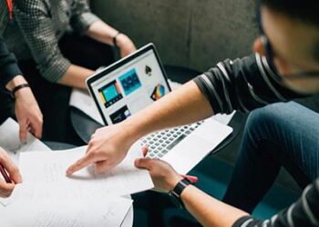 خبراء مخطئون وخبراء مزيفون