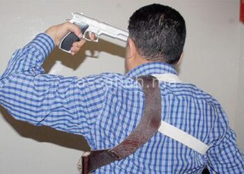 شرطي يحاول إنهاء حياته بسلاحه الوظيفي