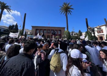 طلبة الطب يحتجون بكثافة في الرباط ردا على تهديد الحكومة