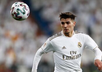 مع تلقي الجامعة الملكية المغربية لكرة القدم دعوة رسمية لإبراهيم دياز، لاعب ريال مدريد، للانضمام إلى صفوف المنتخب الوطني المغربي، تعاملت صحيفة "ماركا" الإسبانية مع هذا الخبر بحذر وبرودة. على الرغم من أن الصحيفة لم تلتزم بالتأكيد على انضمام دياز للمنتخب المغربي، إلا أنها أشارت إلى أن هذه الدعوة تمثل الخطوة الأولى نحو استقطاب اللاعب لصفوف الأسود. وأوضحت أن اللاعب سيكشف بنفسه عن قراره النهائي، مع تأكيد أن هذه الخطوة ليست ملزمة. من جانبه، أشار لويس دي لا فوينتي، مدرب المنتخب الإسباني ولاعب ريال مدريد، إلى أنه تم إدراج اسمه في القائمة الموسعة للفريق، وأنه يسارع في إجراءات التحول الإدارية للمشاركة مع المنتخب المغربي. في هذا السياق، ترك دياز القرار النهائي لنفسه، حيث يواجه اختيارًا بين اللعب للمغرب أو إسبانيا. وتؤكد المصادر أن الميزان يميل حاليًا نحو المنتخب المغربي، خاصةً بعد أداء المنتخب في كأس العالم الأخيرة حيث أقصى إسبانيا. من المتوقع أن يُعلن إبراهيم دياز عن قراره في الأيام القليلة المقبلة، حيث يظهر أن المغرب يعتبر الوجهة الأقرب في الوقت الحالي.