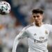 مع تلقي الجامعة الملكية المغربية لكرة القدم دعوة رسمية لإبراهيم دياز، لاعب ريال مدريد، للانضمام إلى صفوف المنتخب الوطني المغربي، تعاملت صحيفة "ماركا" الإسبانية مع هذا الخبر بحذر وبرودة. على الرغم من أن الصحيفة لم تلتزم بالتأكيد على انضمام دياز للمنتخب المغربي، إلا أنها أشارت إلى أن هذه الدعوة تمثل الخطوة الأولى نحو استقطاب اللاعب لصفوف الأسود. وأوضحت أن اللاعب سيكشف بنفسه عن قراره النهائي، مع تأكيد أن هذه الخطوة ليست ملزمة. من جانبه، أشار لويس دي لا فوينتي، مدرب المنتخب الإسباني ولاعب ريال مدريد، إلى أنه تم إدراج اسمه في القائمة الموسعة للفريق، وأنه يسارع في إجراءات التحول الإدارية للمشاركة مع المنتخب المغربي. في هذا السياق، ترك دياز القرار النهائي لنفسه، حيث يواجه اختيارًا بين اللعب للمغرب أو إسبانيا. وتؤكد المصادر أن الميزان يميل حاليًا نحو المنتخب المغربي، خاصةً بعد أداء المنتخب في كأس العالم الأخيرة حيث أقصى إسبانيا. من المتوقع أن يُعلن إبراهيم دياز عن قراره في الأيام القليلة المقبلة، حيث يظهر أن المغرب يعتبر الوجهة الأقرب في الوقت الحالي.