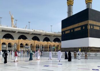 شبهة تهريب أموال تلاحق رجل أعمال استغل السفر لقضاء مناسك العمرة