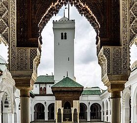 إبراز المكانة التاريخية الهامة التي تحتلها جامعة القرويين كصرح علمي وديني وروحي