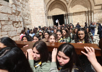 جمعة حزينة للمسلمين والمسيحيين في القدس على وقع الحرب في غزة
