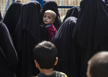 أطفال منسيون في مخيم الهول يدفعون ثمن ذنوب آبائهم الجهاديين