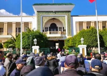 وقفة احتجاجية لموظفي جماعة تطوان أمام مقر العمالة