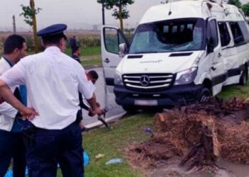 جرحى في حادثة سير خطيرة بين حافلة نقل عمال وسيارة بطنجة